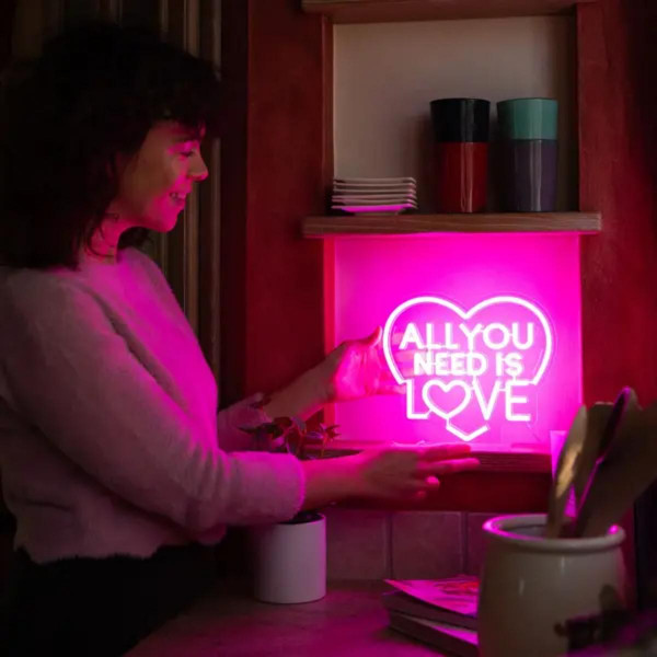 NEONSKI ZNAK ALL YOU NEED IS LOVE 