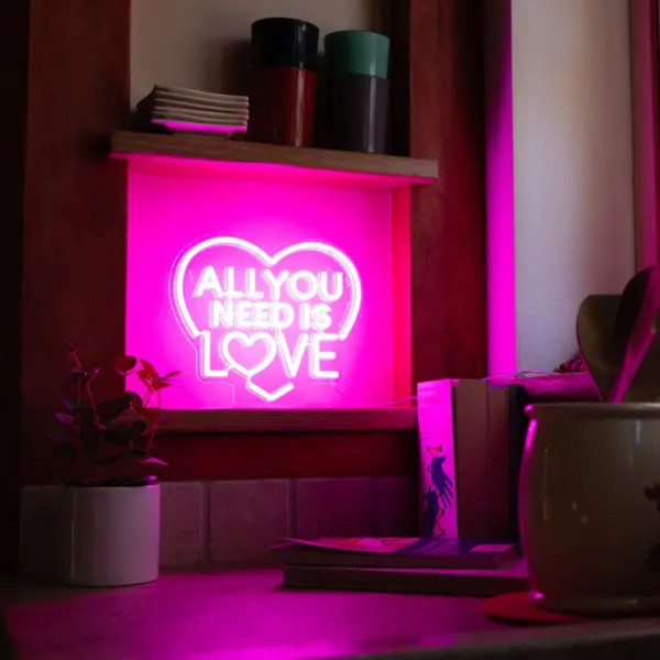NEONSKI ZNAK ALL YOU NEED IS LOVE 