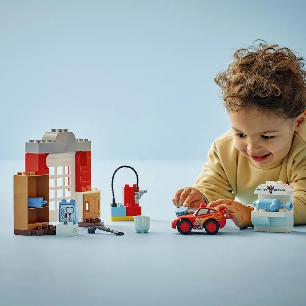 LEGO MCQUEENOV POSJET DOCOVOJ GARAŽI 