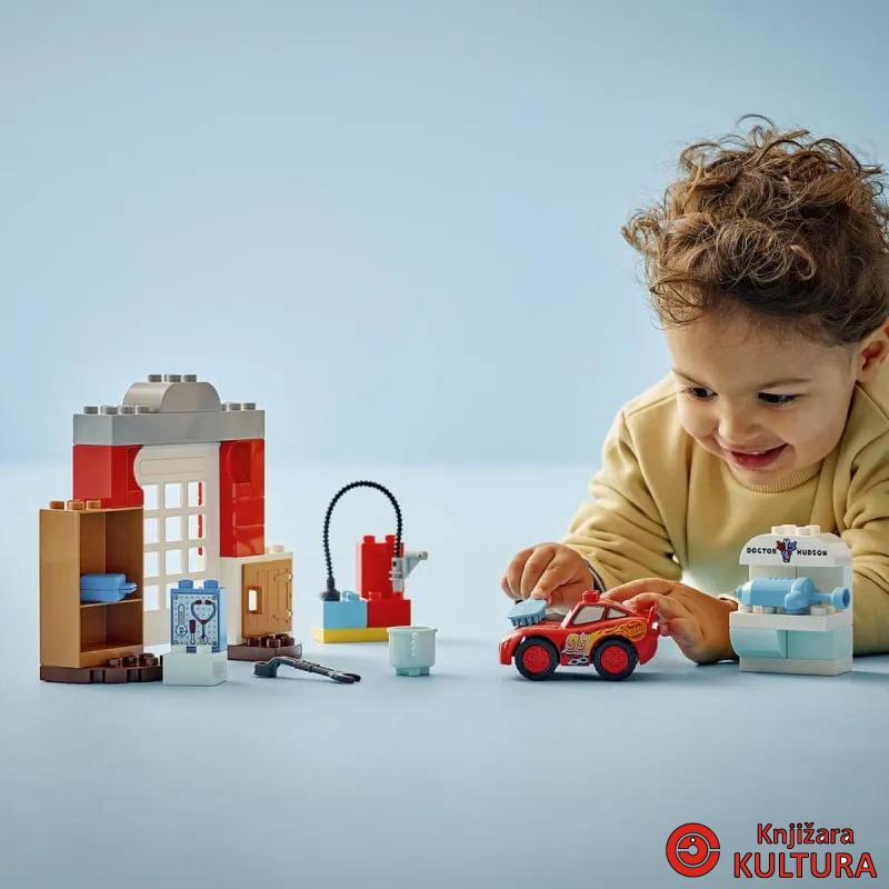 LEGO MCQUEENOV POSJET DOCOVOJ GARAŽI 